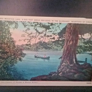 Postcard Mountain Lake en las montañas Allghany de Virginia