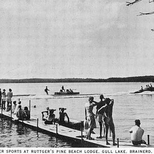 Postal RPPC Deportes acuáticos en Rutger's Pine Beach Lodge, Gull Lake, MN. aa6