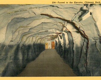 Carte postale Première vue d'un tunnel menant à l'ascenseur, Chimney Rock, Caroline du Nord.     Z8