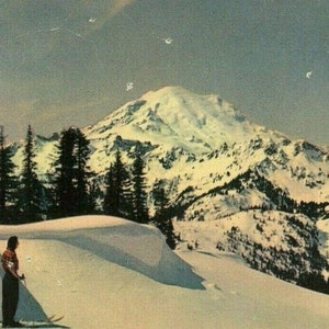 Cartão postal RPPC Cross Country Skiers observando o Monte Rainier em Washington. R8