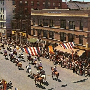Carte postale Early Vue aérienne de la parade de la Frontier Days, Cheyenne, Wyoming. P5