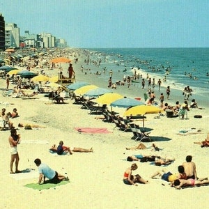 Vue de carte postale de Surf, Sand & Beach Umbrellas à Virginia Beach, VA. Q5