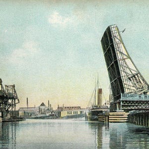 Peut inclure: Une carte postale vintage montrant le pont basculant Trunnion à Clybourn Place à Chicago, Illinois. Le pont est levé en deux sections au-dessus d'une rivière, avec un bateau à vapeur visible au centre et des bâtiments industriels en arrière-plan.