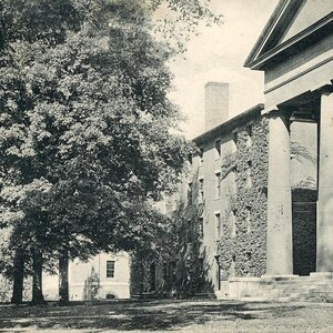 Postkarten-Antike Ansicht der Kapelle & North Dormitory, Amherst, MA. L6