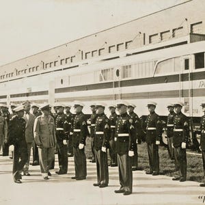Postkarte RPPC Ansicht von Soldaten vor Freiheitszug. L4