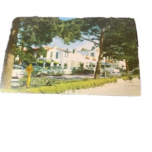 Postkartenansicht der malerischen Ocean Avenue in Carmel, CA. L2