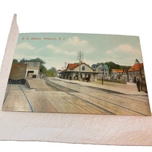 Postkarte Alte Ansicht der Eisenbahnstation in Westerly, RI. L6