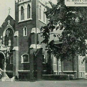 Carte postale Vue de l'église catholique St. Mary à Mansfield, MA. N3