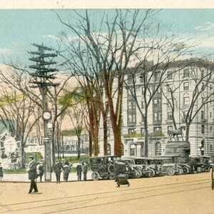 Postkarte frühen Blick auf antike Autos auf dem Platz in Waterbury, CT. L1