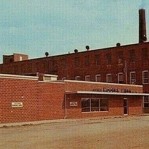 Cartão Postal Vista Antecipada de Amana Woollen Mills, Amana, IA. P2