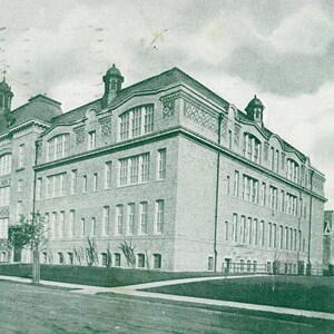 Cartão postal Vista antiga da escola secundária em Newark, NJ. L8