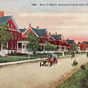 Cartão postal Vista inicial dos quartos de escritórios, Fort D. A. em Russell, WY. L6