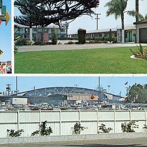 Puede incluir: Postal vintage que muestra un motel con un letrero que dice "Holiday Lodge Motel" y un letrero de "Heated Pool". La imagen también muestra un edificio grande con la palabra "WELCOME".