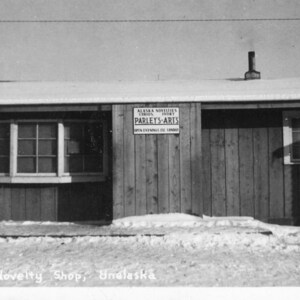 Carte postale Early RPPC Vue d'un magasin d'articles de fantaisie en Alaska. K4