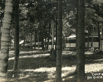 Postal RPPC Vista do acampamento Nebe-Wa-Nibi em Boy River, MN. aa6