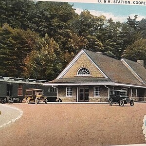 Postkarte D&H Railroad Bahnhof in Cooperstown, NY . W4