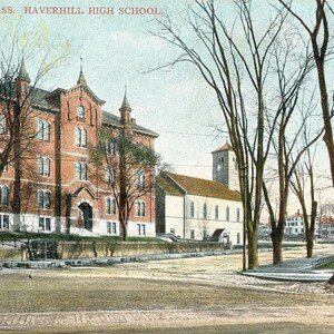 Cartão postal: Vista inicial da Haverhill High School em Havehill, Massachusetts. K2