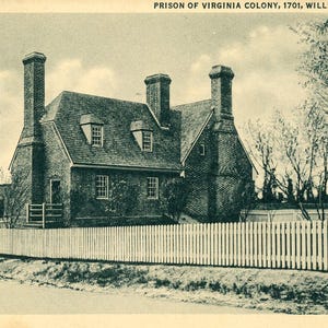 Carte postale Première vue de la prison de la colonie de Virginie, 1701, Williamsburg, Virginie.  Z1