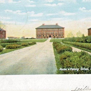 Cartão postal Vista antiga da escola normal e de treinamento, Hyannis, MA. L9