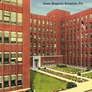 Postkarte mit Blick auf das State kombinierte Krankenhaus in Scranton, PA. L1