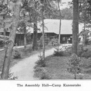 Carte postale Première vue de la salle de réunion, Camp Kanestake, Pennsylvanie. K3
