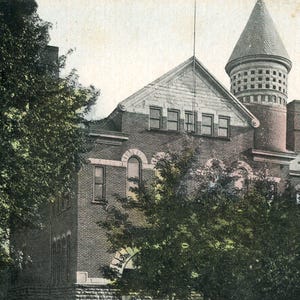 Cartão postal com vista pintada à mão da escola secundária em Archbold, OH. Z5