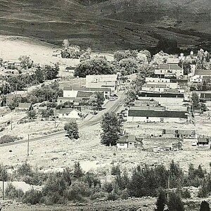 Carte postale RPPC Vue à vol d’oiseau de la ville historique de Virginia City, Montana. U2