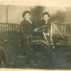 Carte postale RPPC antique Vue de deux messieurs dans une vieille voiture classique, Illinois. K4