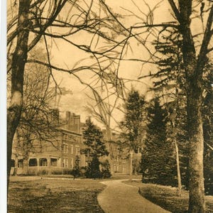 Cartão postal RPPC vista do dormitório feminino no internato Westtown, Chester, PA.
