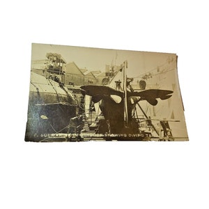 Carte postale Early RPPC Vue d'un sous-marin en cale sèche, montrant une cuve de plongée. L5