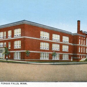 Cartão postal: Vista inicial da escola secundária em Fergus Falls, MN. W5