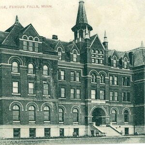 Postkarte Ansicht des P. R. L. College in Fergus Falls, MN. P5
