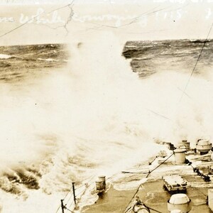 Postkarte RPPC Ansicht eines WW1 Navy Linienschiffs auf rauer See. L3