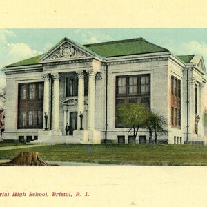 Cartão postal Early View Colt Memorial High School em Bristol, RI. K5