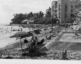Postal RPPC Vista de banhistas de sol na praia de Waikiki em Honolulu, HA. aa6