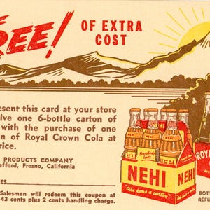 Puede incluir: Un anuncio vintage de soda Nehi con una pancarta roja y blanca "¡GRATIS!" y una escena de montaña en el fondo. El anuncio ofrece un cartón gratis de 6 botellas de sabores Nehi con la compra de un cartón de 6 botellas de Royal Crown Cola. El texto "Esta oferta expira" también está incluido.