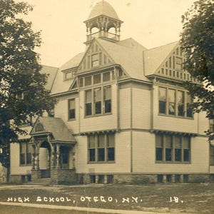 Postkarte früher RPPC Ansicht der Highschool in Otego, NY. L8