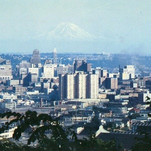 Carte postale Vue aérienne du quartier des affaires et du mont Rainier à Seattle, WA. N6