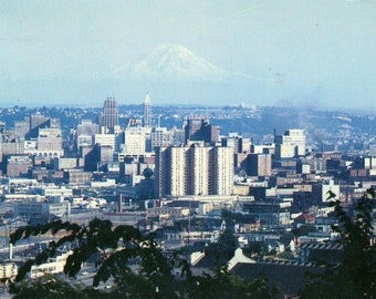 Cartão postal Vista aérea do distrito financeiro e do Monte Rainier em Seattle, WA. N6