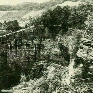 Postal RPPC Vista de pájaro del túnel natural en Virginia. P1