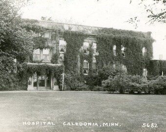 Postal RPPC Vista do Hospital em Caledônia, MN. aa6