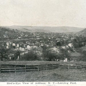 Postkarte Antike Vogelaugen-Ansicht von Addison, NY, Blick nach Osten. L8