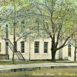 Carte postale Vue arrière divisée de l'école paroissiale de St. Mary, Milford, MA. L4