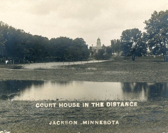 Cartão postal RPPC Vista do Tribunal do outro lado do lago em Jackson, Minnesota. aa6