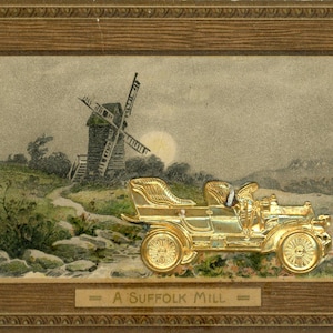Postkarte Ansicht einer Windmühle in Suffolk, UK mit graviertem, goldfarbenem Classic Auto.  Y2