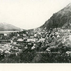 Cartolina antica con vista a volo d'uccello di Juneau, Alaska. K3