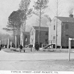 Postkarte Frühe Ansicht einer typischen Straße, Camp Pickett, VA. L3