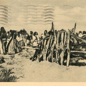 Postkarte mit früher Ansicht von Mohave Native American Funeral , in der Nähe von Kingman, AZ. L7