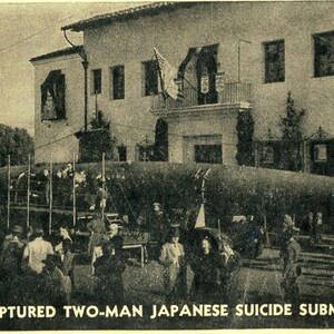 Postkarte Frühe Ansicht des erbeuteten japanischen Zweimann-Selbstmord-U-Bootes. L1