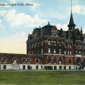 Postkarte Frühe Ansicht des P. R. L. College in Fergus Falls, MN. aa6